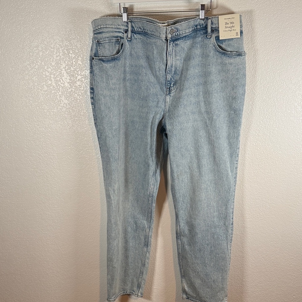 Abercrombie & Fitch Light Wash The 90s Straight Ultra High Rise 22L